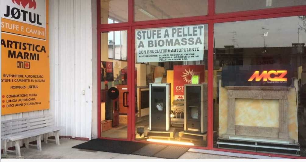 La vetrina di Artistica Marmi con le stufe a pellet in esposizione